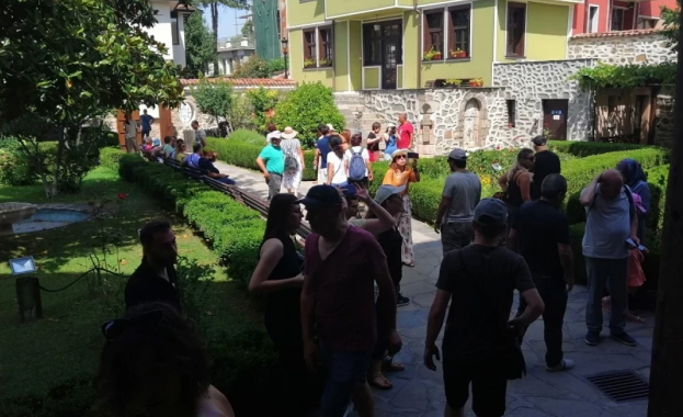 Големи групи гръцки, турски и италиански туристи превзеха тесните улички
