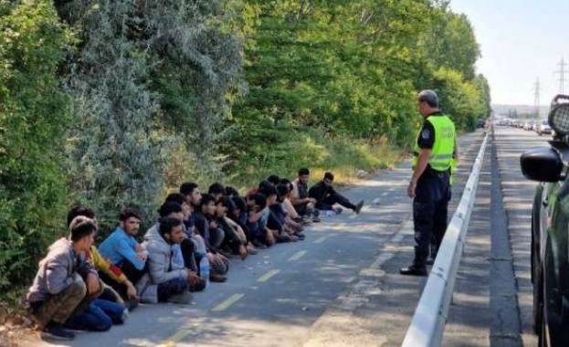 Десетки изтощени мигранти легнаха на път в Ямболско. 50-те души