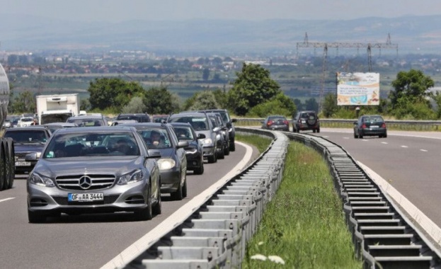 Движението при км 213 на АМ "Тракия" в посока Бургас се осъществява в изпреварващата лента