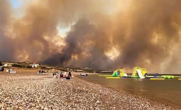2 големи туроператорски компании са спрели полетите до Родос заради пожара