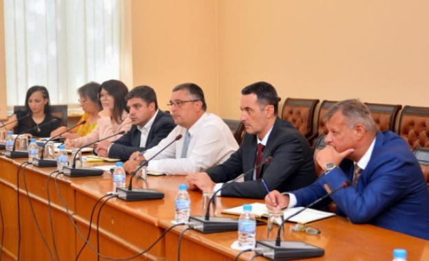 Усилията ми са работещите в транспорта да имат по добри условия