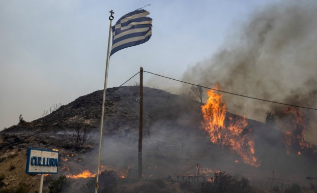 Мащабна евакуация заради огромните пожари които бушуват в Гърция Около
