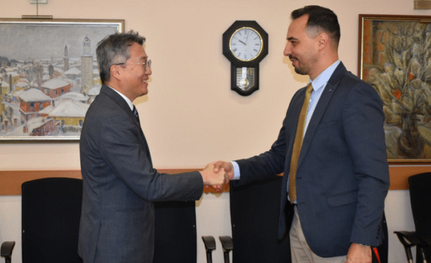 Министърът на икономиката и индустрията Богдан Богданов и новоназначеният посланик