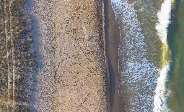 Огромна лендарт рисунка се появи на брега на Дуранкулак часове преди бурята