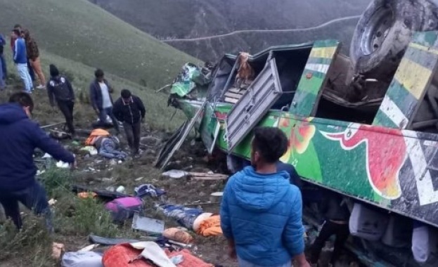 Автобус падна в пропаст от 200 метра височина