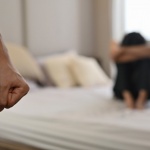 Задържаха мъж, пребивал жена си, заплашил я с убийство