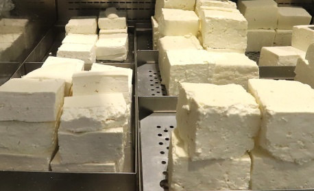 Българите плащат до 125% повече за млечни продукти от средното в ЕС