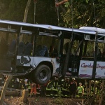 10 души загинаха, а други бяха сериозно ранени, след като автобус падна от 100 метра в пропаст в Боливия