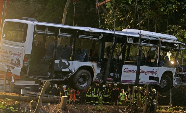 Пълен с туристи автобус, пътуващ към популярна природна забележителност в