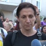 Майката на обезобразеното момиче: Тя знае за подкрепата за нея, но остава безмълвна