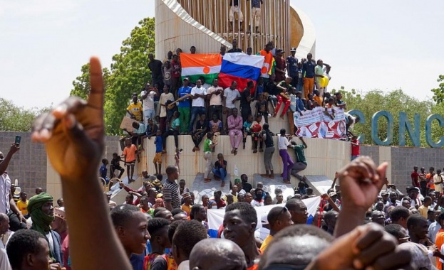 Франция започва да евакуира своите граждани от Нигер предвид ситуацията