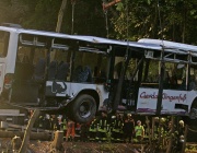 10 души загинаха, а други бяха сериозно ранени, след като автобус падна от 100 метра в пропаст в Боливия