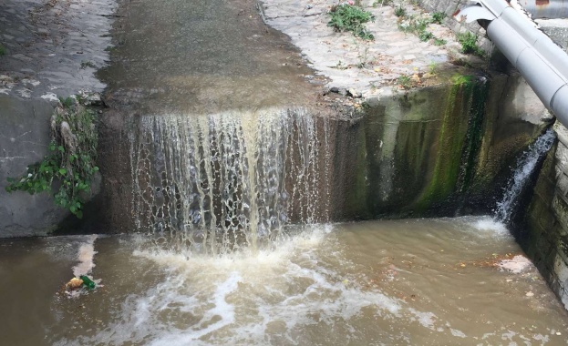 Читател на Агенция КРОСС изпрати снимки от Варна на тях