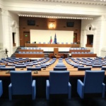 Депутатите пак се местят в бившия партиен дом