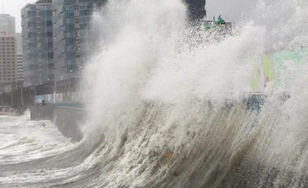 Приближаващият се тайфун връхлетя общините по тихоокеанското крайбрежие на Япония