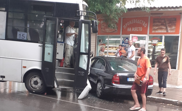 Автобус на градския транспорт се е забил в автомобил в