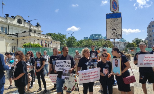 Пред Народното събрание близки на загинали в катастрофи се събраха