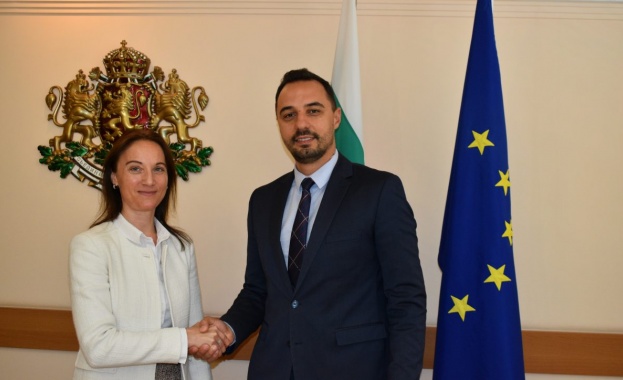 Министърът на икономиката и индустрията Богдан Богданов и посланикът на