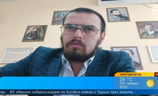 С пищов и сабя в час: Учител преподава история с четническа униформа