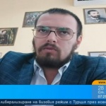 С пищов и сабя в час: Учител преподава история с четническа униформа