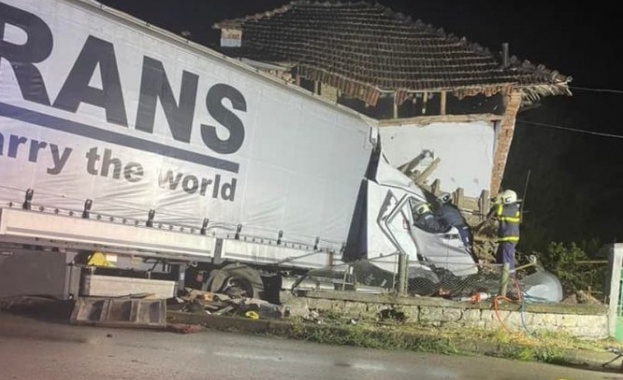 Камион се вряза в къща във врачанското село Осен Дълго