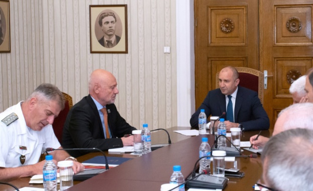 Президентът Румен Радев проведе среща с министъра на отбраната Тодор