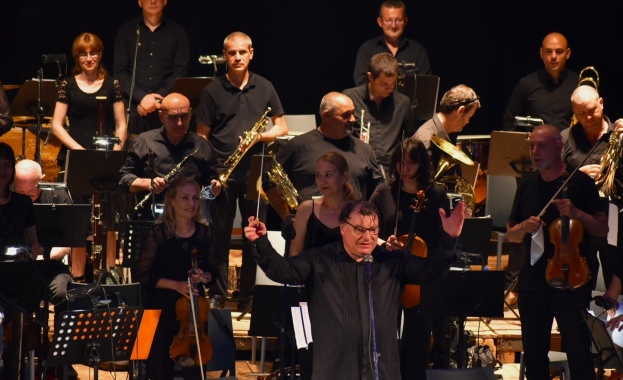 Mузика на рок легенди звучи в Летния театър в Бургас