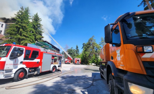 Седем екипа огнеборци гасят пожар в хотел в района на