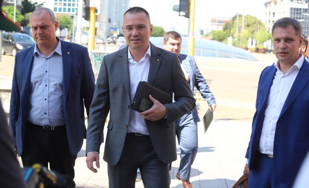 ВМРО към Радев: Наложете вето на това недоразумение „интимна връзка – 60 дни“ ВМРО към Радев: Наложете вето на това недоразумение „интимна връзка – 60 дни“