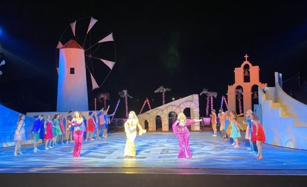 Скъпи приятели Не пропускайте вълнуващия мюзикъл Mamma Mia от днес 9