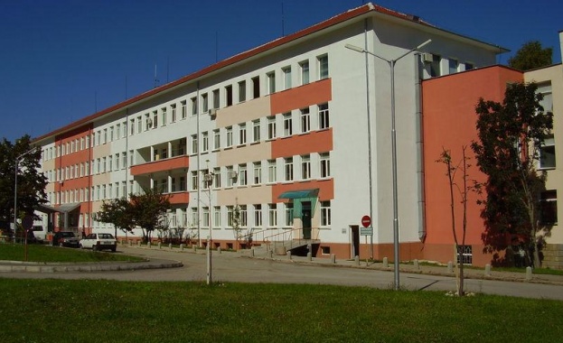 Лекари и служители от многопрофилната областна болница във Враца излизат