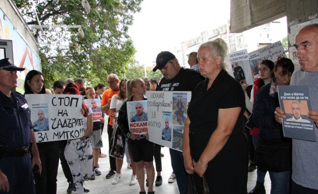 Граждани отново протестираха пред съда и прокуратурата в Пловдив след