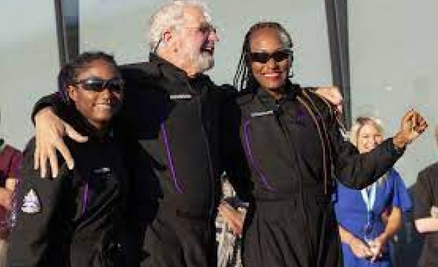 Първите туристи на компанията Върджин Галактик се завърнаха на Земята