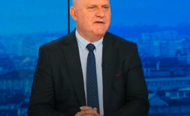 Ограничаването с един учебник по предмет не би бил добър