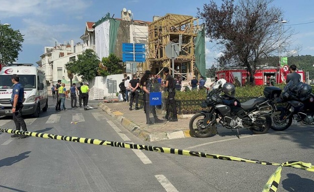 Сграда се срути в Истанбул; един човек е затрупан под отломките