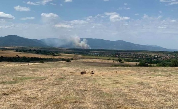 Горящи сухи треви между селата Новаково Леново и Тополово вдигнаха