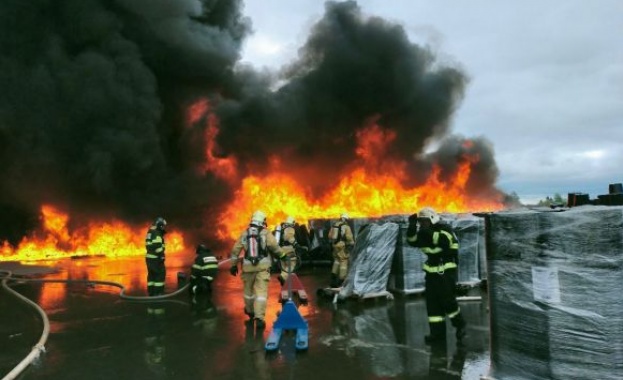Мощен пожар в склад за торове край Москва