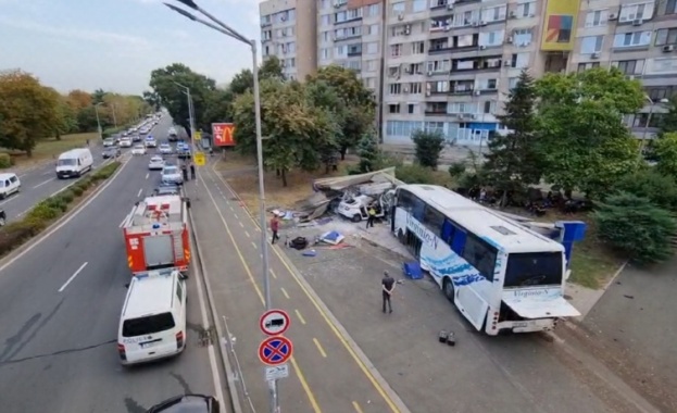 Предадоха на съда шофьора на автобуса с мигранти, помел патрулка с двама полицаи в Бургас