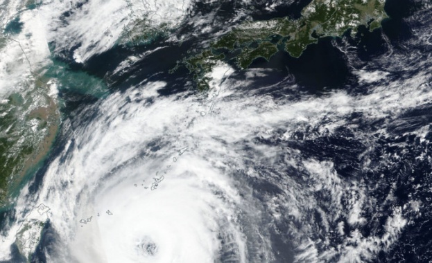 Над 240 000 души са евакуирани в Япония, заради тайфуна „Лан“