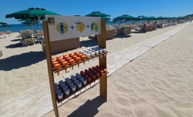 Второ лято на плаж в Кранево се справят с фасовете от цигари по пясъка с пластмасови фунийки
