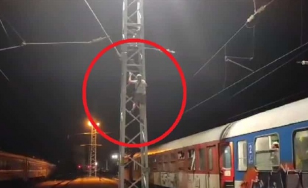 Млада жена качила се на жп стълб спря влака от