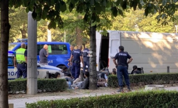 Полицията арестува нелегални мигранти в бус край Орлов мост в