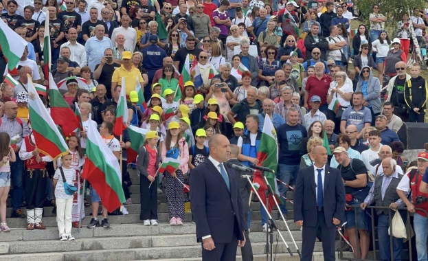 Президентът Румен Радев говори пред събралите се за церемонията с