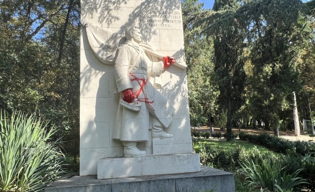 Оцветиха с червена боя ръцете на войника от Паметника на