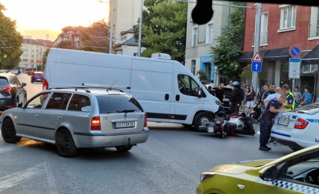 Катастрофа между микробус и мотор в центъра на София научи