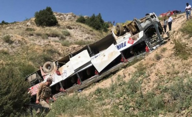 Автобус падна в пропаст в Турция, 12 души са загинали