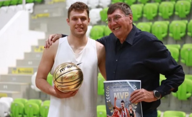 Александър Везенков получи „Златна топка“ от БФ Баскетбол