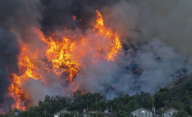 Над 600 пожарникари,подпомагани от противопожарни самолети и хеликоптери, се борят с три големи горски пожара в Гърция