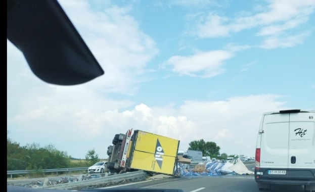 Обърнат ТИР с бутилки вода в разделителната ивица в района