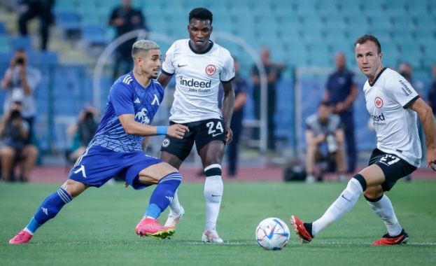 "Айнтрахт" и Левски излизат с черни ленти на реванша